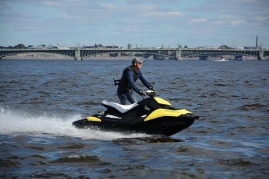 Катание на гидроцикле в городе