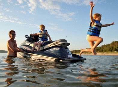 Катание на гидроцикле на природе